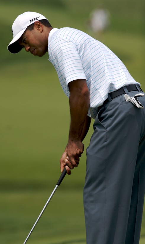 2K7 Memorial Tiger Woods Watching Putt