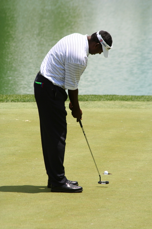 Memorial Vijay Singh Holing Putt