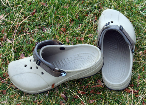 crocs golf sandals