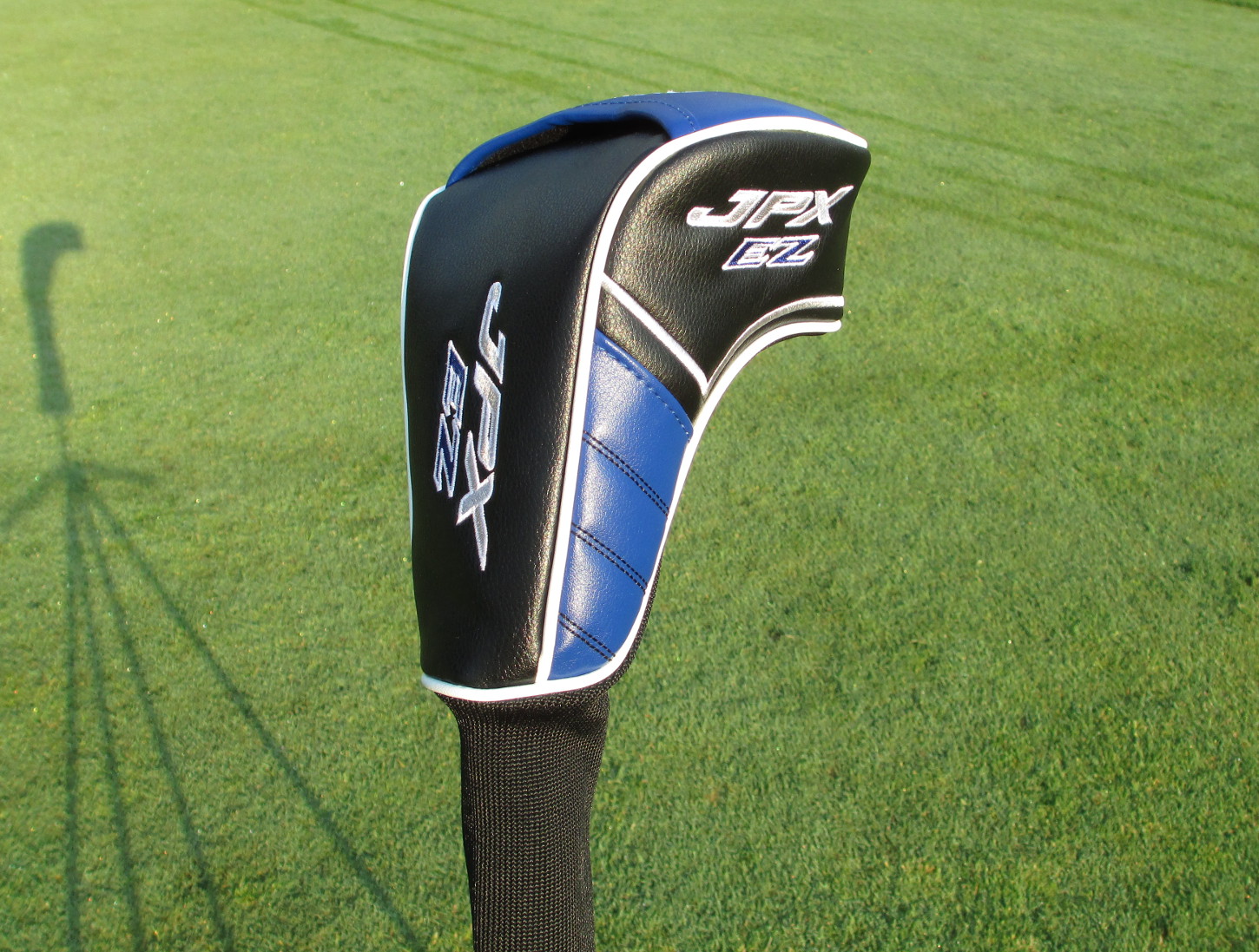 Mizuno provides an attractive and protective headcover with the EZ.